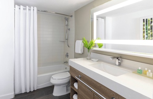 Islamorada Hotel | Experience Soothing Moments & Luxury! Free Parking, Onsite Pool, Pet-friendly