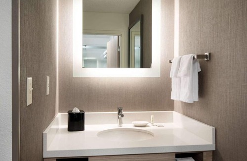 Renton Resort | Experience the Beautiful PNW! Pets Allowed, Indoor Pool, Near Seattle Aquarium