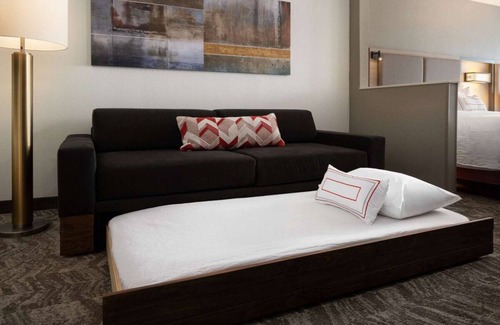 Renton Resort | Experience the Beautiful PNW! Pets Allowed, Indoor Pool, Near Seattle Aquarium