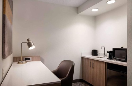 Renton Resort | Experience the Beautiful PNW! Pets Allowed, Indoor Pool, Near Seattle Aquarium