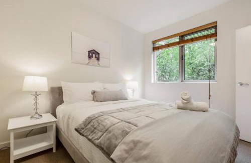 St Kilda Apartment | Experience the St Kilda Vibe from a Cosy Retreat