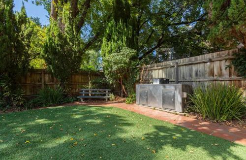 St Kilda Apartment | Experience the St Kilda Vibe from a Cosy Retreat