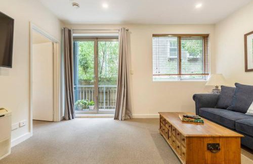 St Kilda Apartment | Experience the St Kilda Vibe from a Cosy Retreat