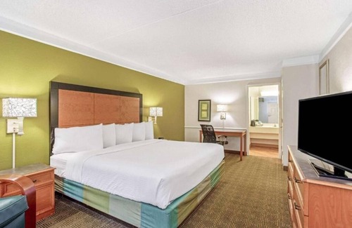 Orlando Hotel | Experience Value & Comfort Minutes from Orlando International Airport! | w/Pool