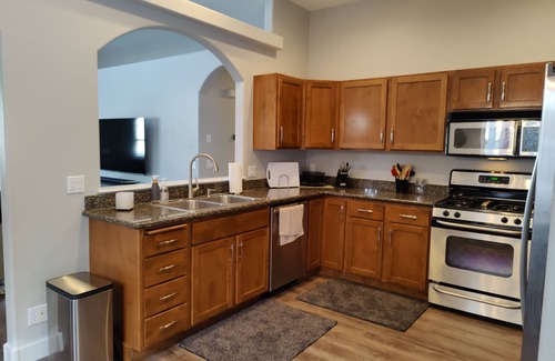 Post Falls House | Experience Your Comfy Home Base Getaway - NEW TESLA/EV CHARGER. 5-6 star