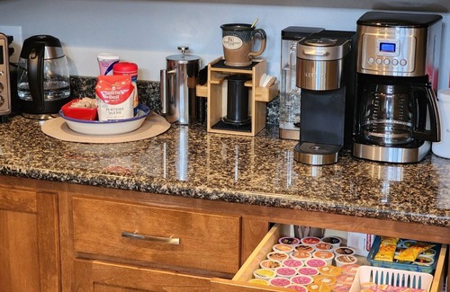 Post Falls House | Experience Your Comfy Home Base Getaway - NEW TESLA/EV CHARGER. 5-6 star