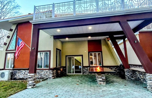 Stroudsburg House | Experience you’ve been waiting for! Enjoy this unique luxurious getaway!