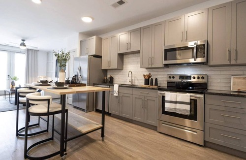 East Walnut HIlls Apartment | Explore Cincy! Stylish Condo by Shops & Dining