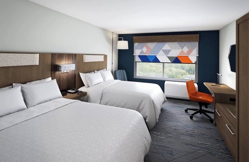West Kissimmee Hotel | Explore Disney Parks from a Spacious Room w/Complimentary Breakfast | 3 Rooms