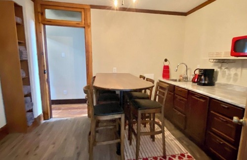 West Central Apartment | Explore Downtown Fort Wayne The Declan House -Modern 2-bedroom with WiFi and AC