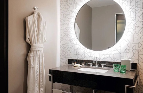 East Central Park Hotel | Explore Downtown Orlando! 2 Classy Rooms w/ Free Parking, Pool, Airport Shuttle!