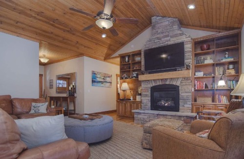 Laurel Ridge House | Explore 'Harmony Hill' w/Mountain Views, Chef's Kitchens, TV, & HOT TUB!♨️
