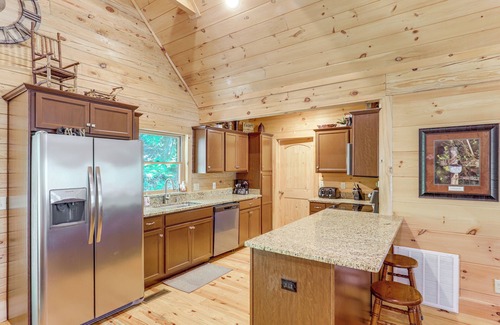 Frank Cabin | Explore Linville Falls: Cabin w/Game Room + Deck!