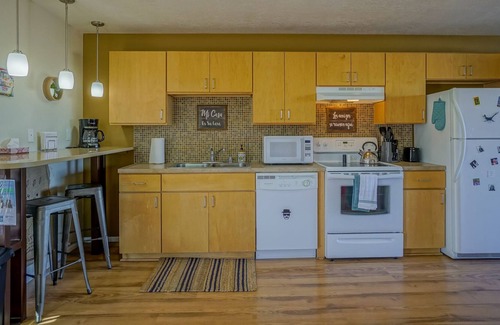 University Heights Apartment | Explore NM! 2bd/2ba, walk to UNM, King bed, Balcony