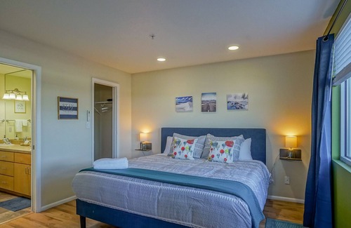 University Heights Apartment | Explore NM! 2bd/2ba, walk to UNM, King bed, Balcony