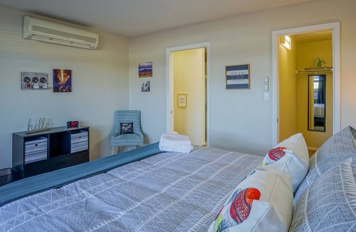 University Heights Apartment | Explore NM! 2bd/2ba, walk to UNM, King bed, Balcony