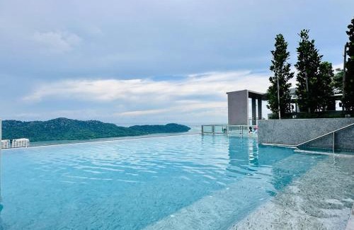Kampung Sungai Nibong Apartment | Explore Penang Stay Style w Sky pool Sea airport 9pax