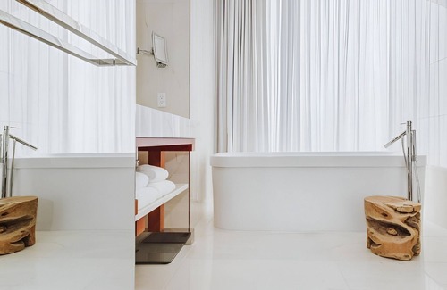 Downtown Seattle Hotel | Explore Seattle from a Chic Room w/Skyline Vistas Steps From Iconic Attractions
