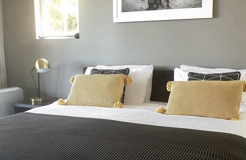 Wamberal Bed & Breakfast | EXPLORE the beauty of nearby beaches , RELAX by the resort style pool, REPEAT.