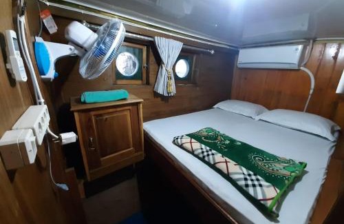 Labuan Bajo Boat Rental | Exploring komodo island