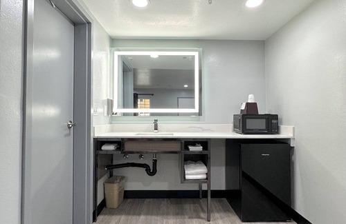 Ontario Hotel | Express Inn & Suites