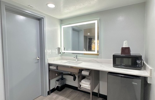 Ontario Hotel | Express Inn & Suites