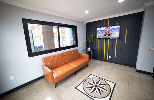 Ontario Hotel | Express Inn & Suites