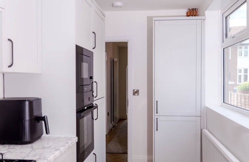 Trafford House | Exquisite 3BD Nordic Retreat - Free Parking