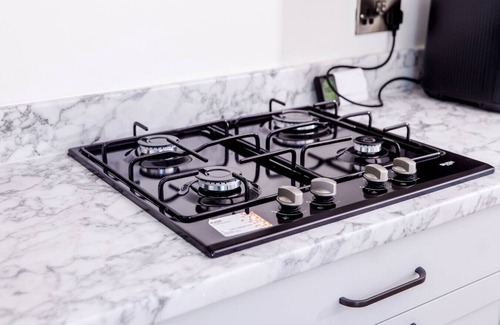 Trafford House | Exquisite 3BD Nordic Retreat - Free Parking