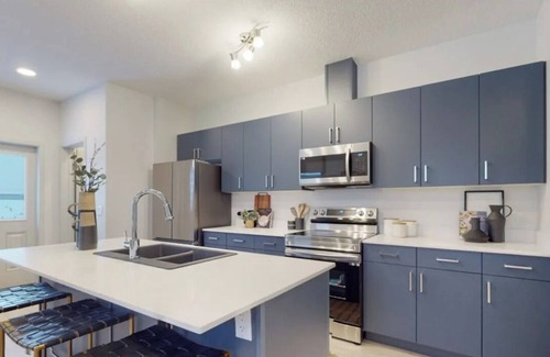 West Edmonton House | Exquisite 3bedroom home, 16m to WEM and 25m to YEG.