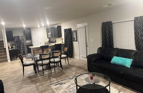 Cedar Grove House | Exquisite 5-bedroom house, 10 minutes from Airport with AC, & WiFi