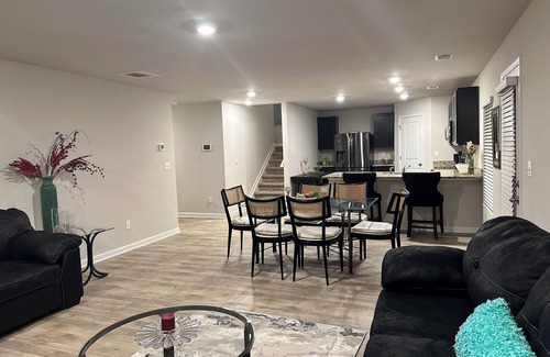 Cedar Grove House | Exquisite 5-bedroom house, 10 minutes from Airport with AC, & WiFi