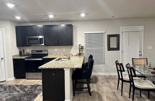 Cedar Grove House | Exquisite 5-bedroom house, 10 minutes from Airport with AC, & WiFi