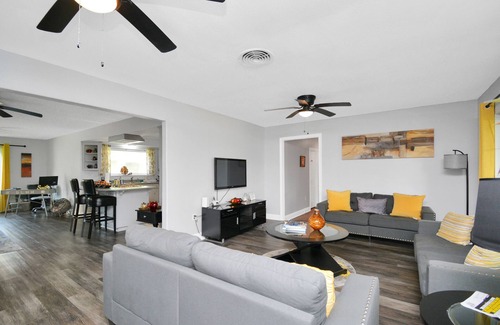 Shoreacres House | Exquisite 5BR near Yacht Club | Beach | Golf Course