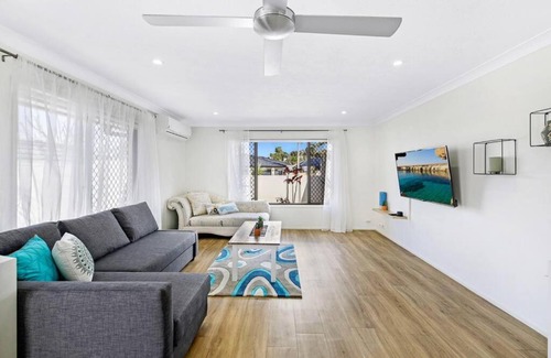 Broadbeach Waters House | Exquisite Airbnb in Broadbeach Waters-Pool/Theater