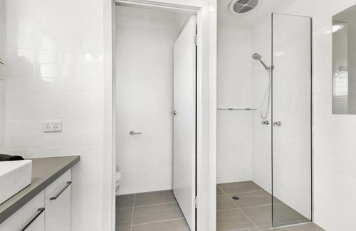 Broadbeach Waters House | Exquisite Airbnb in Broadbeach Waters-Pool/Theater