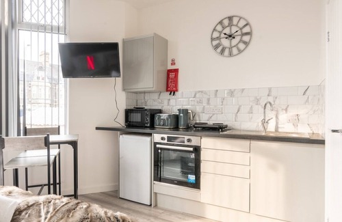 Penylan Apartment | Exquisite Cardiff Apartments- with Garden Lounge & Games Room