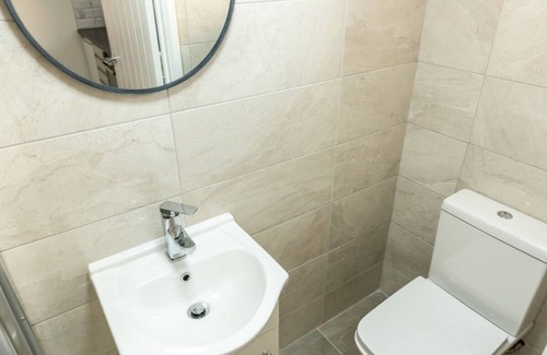 Penylan Apartment | Exquisite Cardiff Apartments- with Garden Lounge & Games Room
