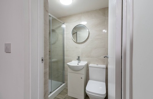 Penylan Apartment | Exquisite Cardiff Apartments- with Garden Lounge & Games Room