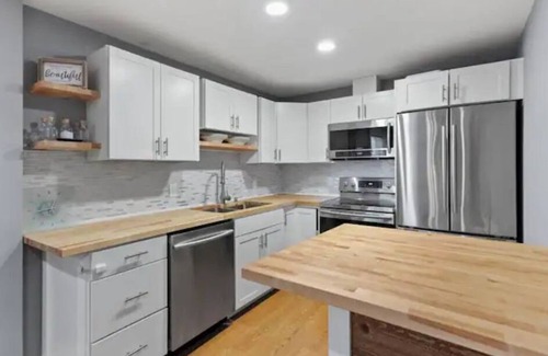 Cedar Mill Condo | Exquisite Comfort: Luxury Suite