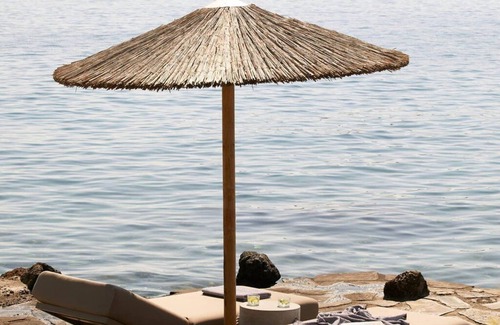 Agios Nikolaos Villa | Exquisite Crete Hotel | Modern Seaside Bungalow | 1 Bedroom | Prime Location by.