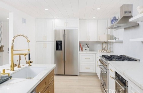 East Bluff House | Exquisite Golf Course Townhome: Remodeled Elegance close to the beach!