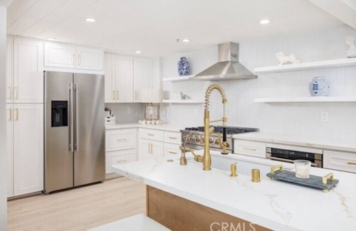 East Bluff House | Exquisite Golf Course Townhome: Remodeled Elegance close to the beach!
