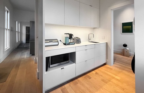 West End House | Exquisite home with fireplace, pool table, washer/dryer & sleek kitchen