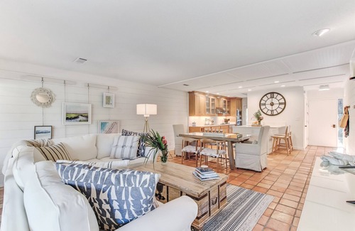 Fernandina Beach Condo | Exquisite Lagoon Villa Only 8-Minute Walk To Beach!