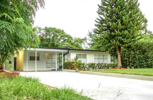 Lake Underhill House | Exquisite Luxury Villa with Pool in Prime Location