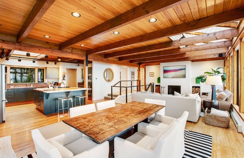 Freeland House | Exquisite oceanfront home with balcony, gym, & washer/dryer