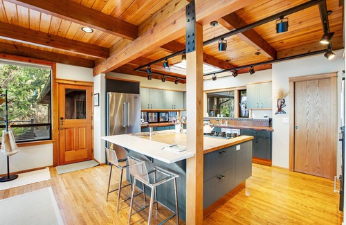 Freeland House | Exquisite oceanfront home with balcony, gym, & washer/dryer