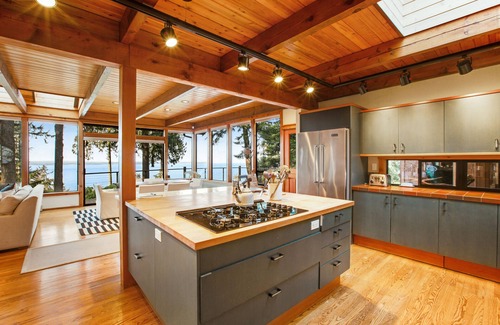 Freeland House | Exquisite oceanfront home with balcony, gym, & washer/dryer