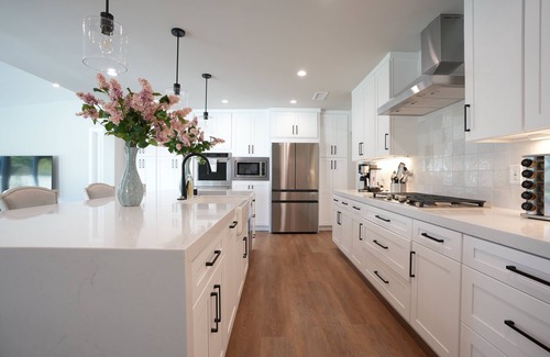 Orange House | Exquisite Pool/Jacuzzi Home: 2 EnSuites, Huge Yard